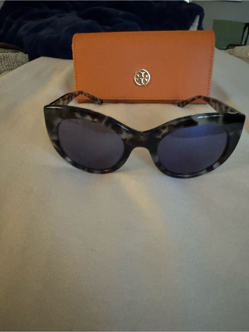 EUC Tory Burch Blue Lens Tortoiseshell Sunglasses with Orange Case - Picture 2 of 3